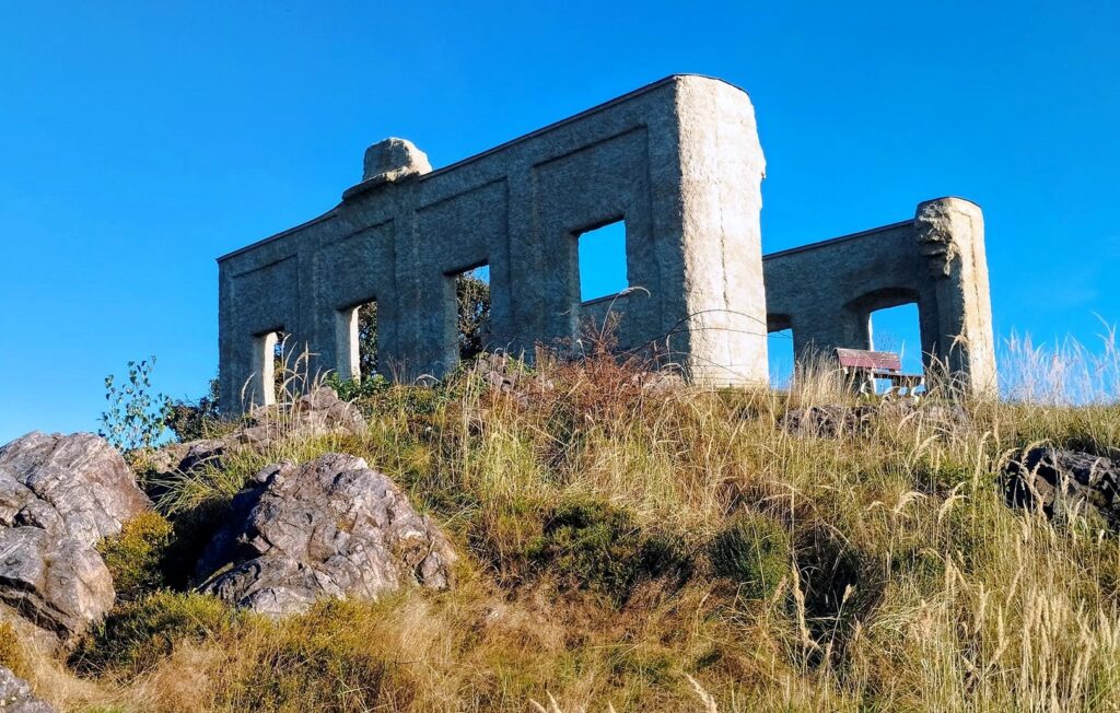 Zřícenina letohrádku Kamýk: tajemné místo nad Osekem u Rokycan, kde ožívá historie Šternberků