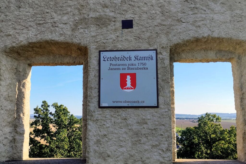 Zřícenina letohrádku Kamýk: tajemné místo nad Osekem u Rokycan, kde ožívá historie Šternberků
