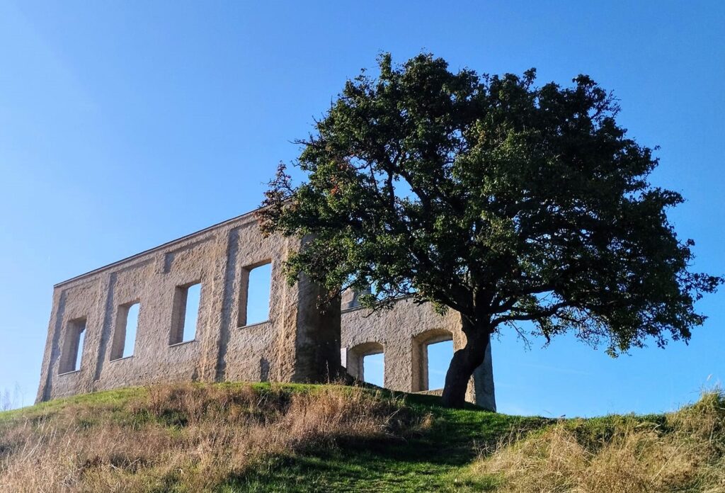 Zřícenina letohrádku Kamýk: tajemné místo nad Osekem u Rokycan, kde ožívá historie Šternberků