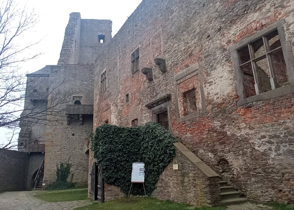 Hrad Lipnice – majestátní hrad s výhledy a tajemným památníkem odposlechu