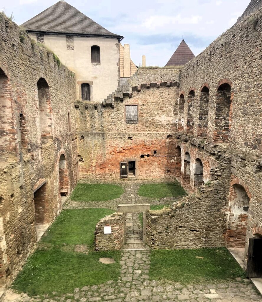 Hrad Lipnice – majestátní hrad s výhledy a tajemným památníkem odposlechu