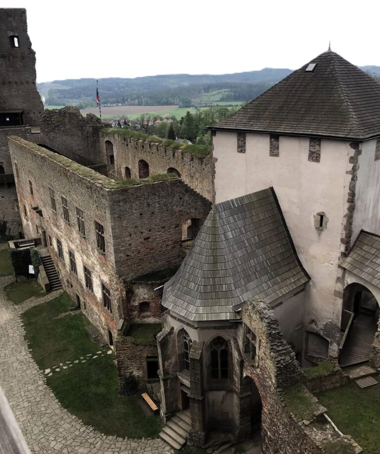 Hrad Lipnice – majestátní hrad s výhledy a tajemným památníkem odposlechu