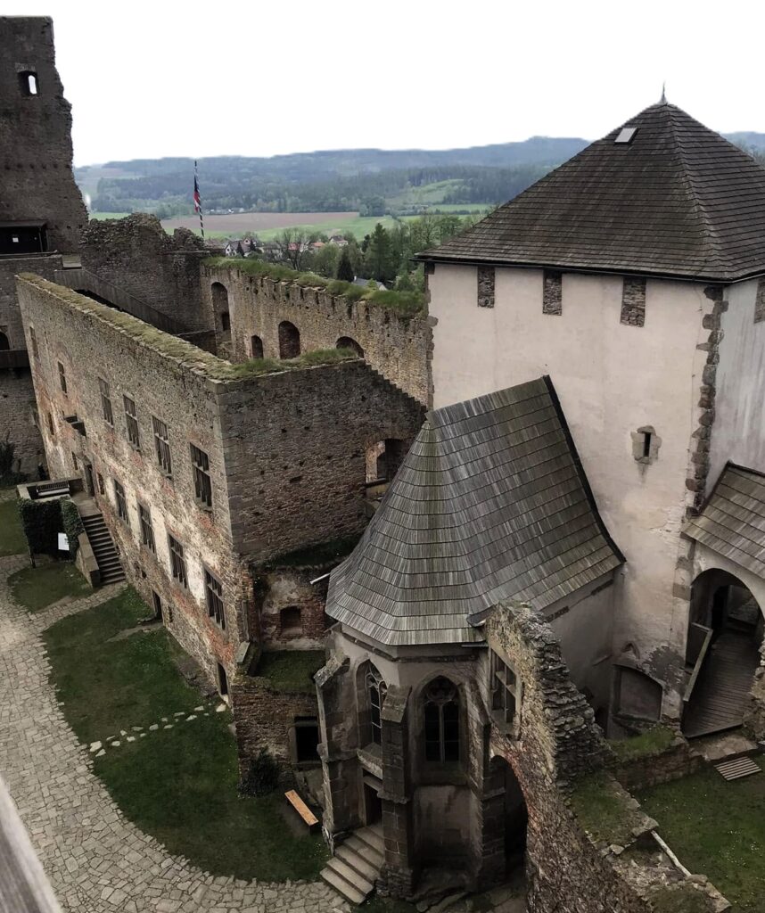 Hrad Lipnice – majestátní hrad s výhledy a tajemným památníkem odposlechu