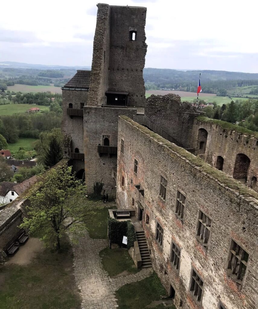 Hrad Lipnice – majestátní hrad s výhledy a tajemným památníkem odposlechu