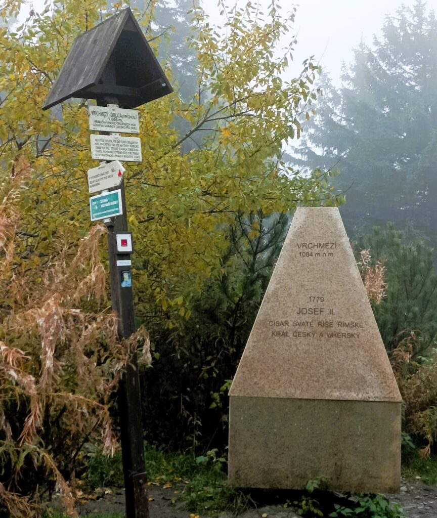 Vrchmezí (1084 m) – nádherný výhledový vrchol Orlických hor, kde zažijete klid i dechberoucí panoramata
