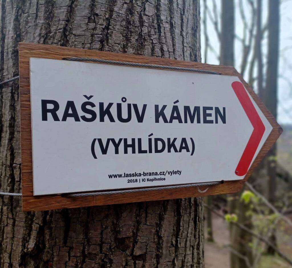 Raškova vyhlídka u Kopřivnice – nenáročný výlet s krásným výhledem na město a Beskydy