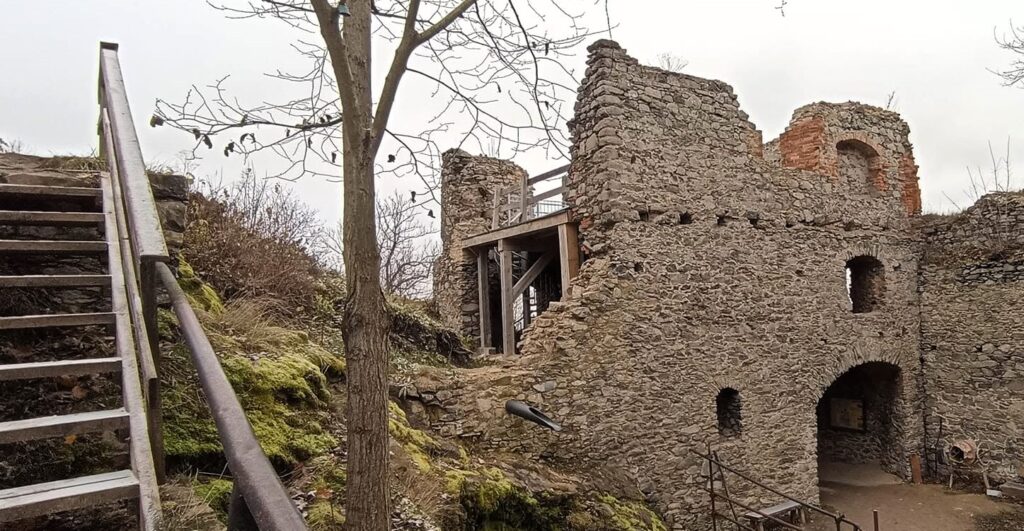 Zřícenina hradu Andělská Hora – tajemná dominanta Karlovarska s nádhernými výhledy