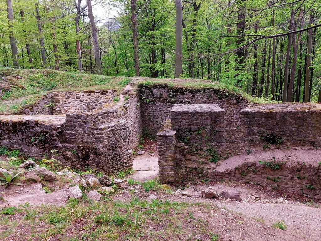 Zřícenina hradu Šostýn – tajemný hrad nad Kopřivnicí s výhledy do Beskyd