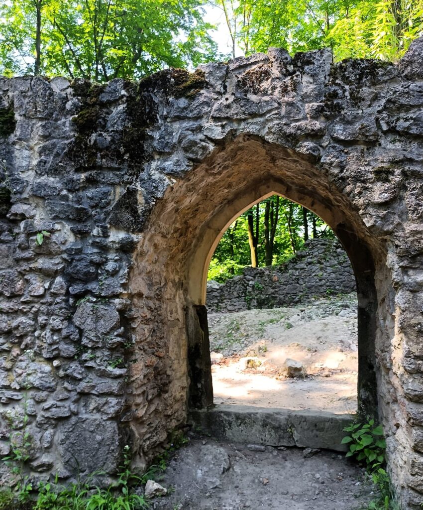 Zřícenina hradu Šostýn – tajemný hrad nad Kopřivnicí s výhledy do Beskyd