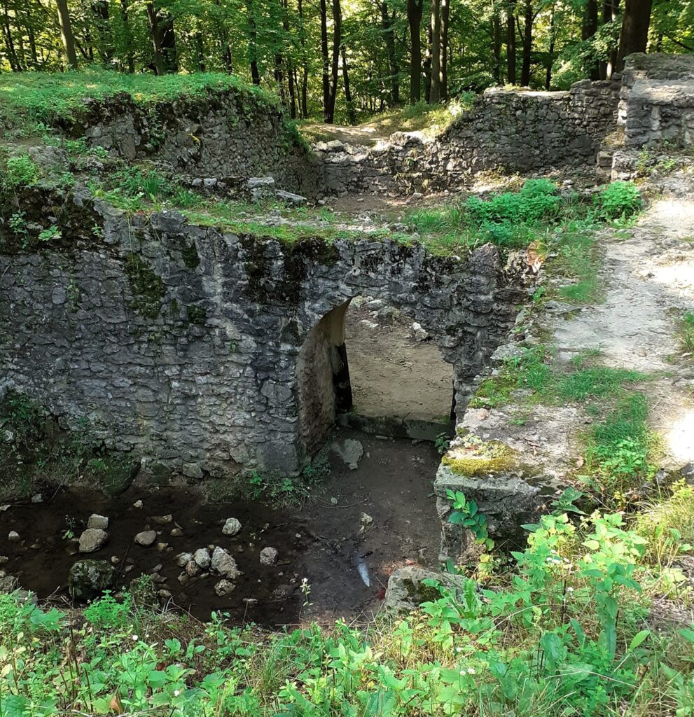 Zřícenina hradu Šostýn – tajemný hrad nad Kopřivnicí s výhledy do Beskyd