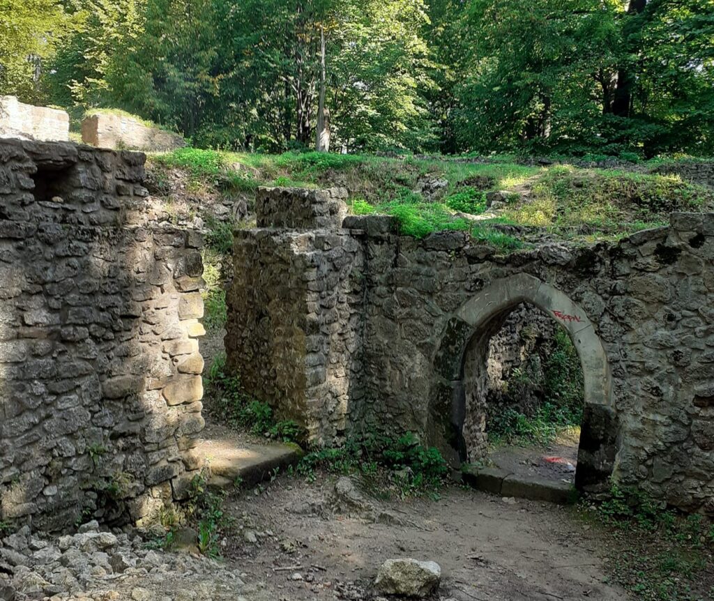 Zřícenina hradu Šostýn – tajemný hrad nad Kopřivnicí s výhledy do Beskyd
