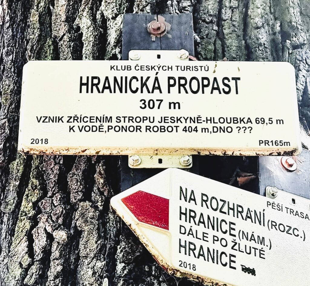 Hranická propast – místo, které dodnes ukrývá jedno z největších tajemství české přírody