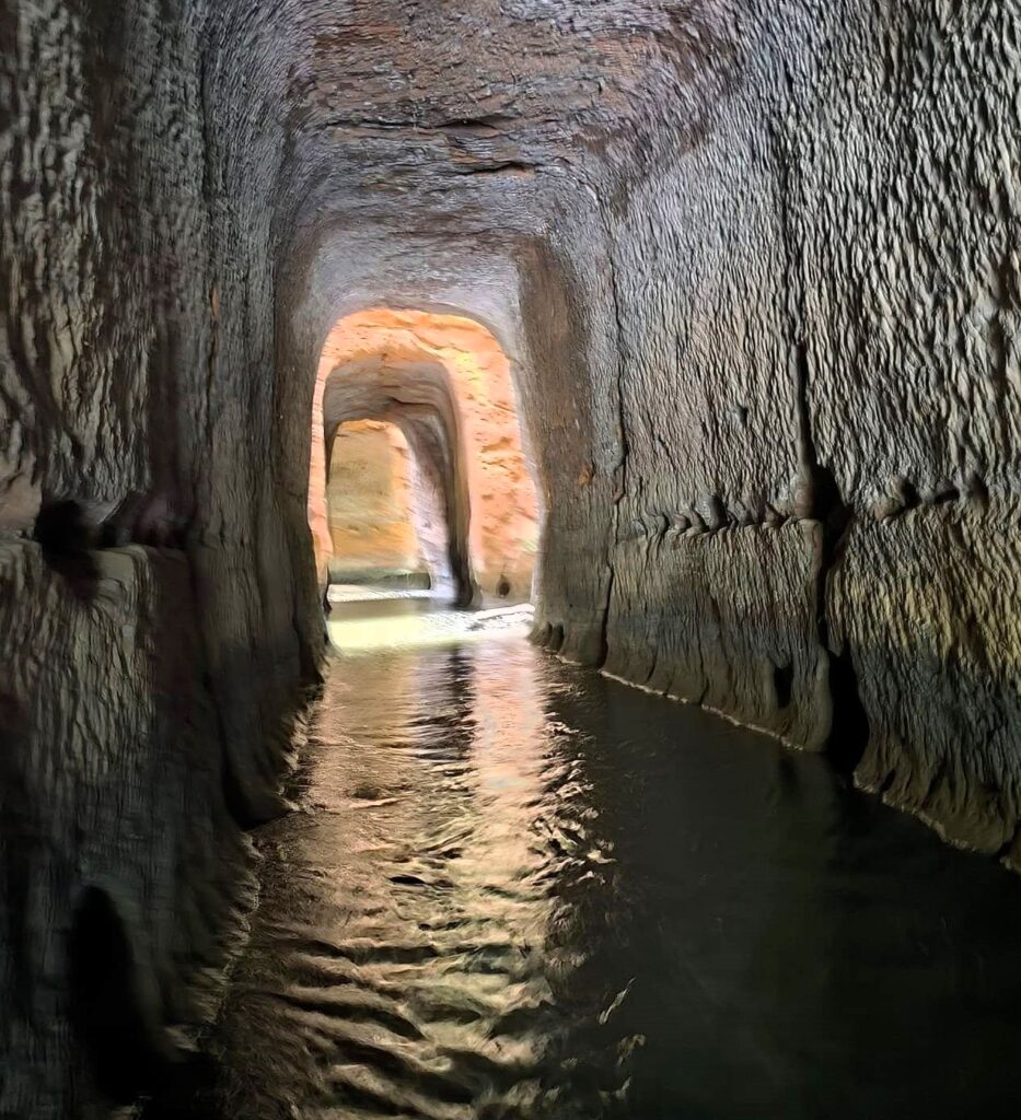 Průrva Ploučnice – jedinečný ručně vytesaný tunel, kterým protéká řeka. Objevte jednu z nejzajímavějších technických památek Česka