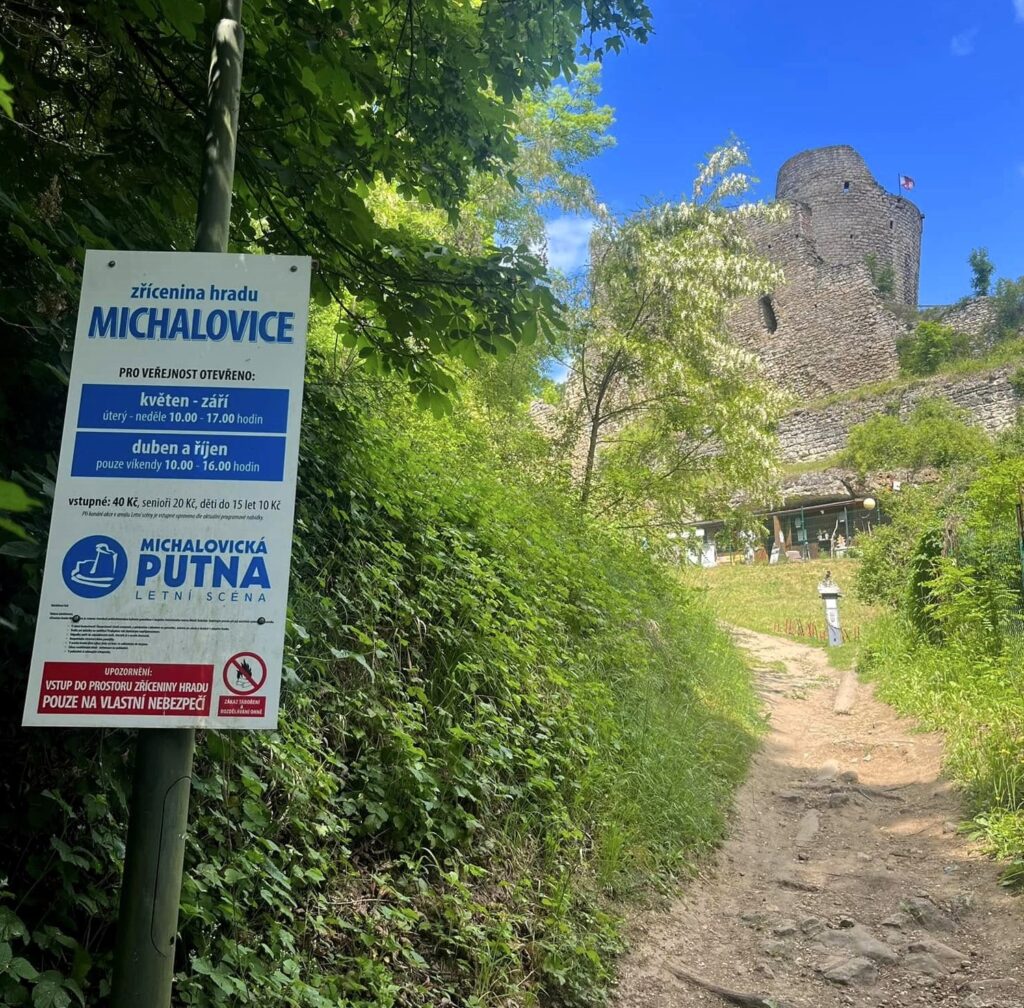Zřícenina hradu Michalovice tajemná Putna a nejkrásnější výhled na údolí Jizery