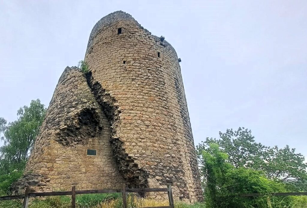 Zřícenina hradu Michalovice tajemná Putna a nejkrásnější výhled na údolí Jizerytitulka