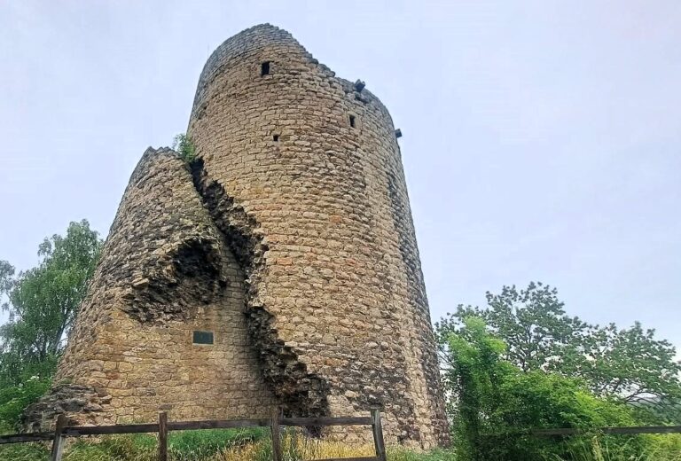Zřícenina hradu Michalovice tajemná Putna a nejkrásnější výhled na údolí Jizerytitulka