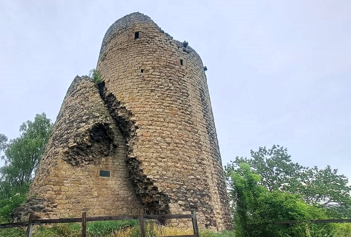 Zřícenina hradu Michalovice tajemná Putna a nejkrásnější výhled na údolí Jizerytitulka